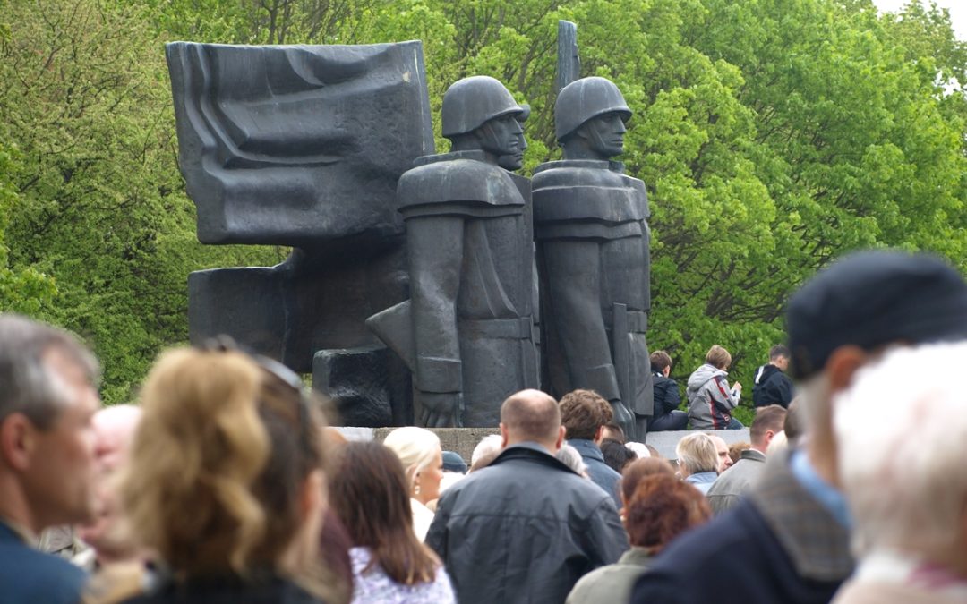 В парк Грутас доставлены монументы с воинского кладбища Клайпеды