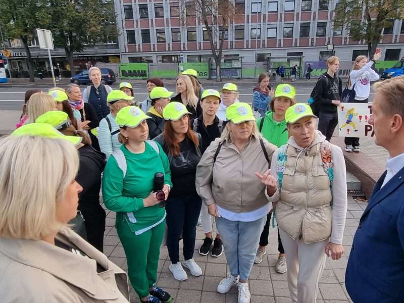На Вильнюс! Бастующие учителя портового города выдвинулись в пеший поход на столицу